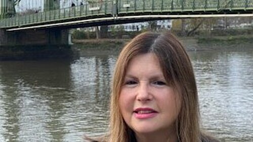 Nicola Horlick in front of Hammersmith bridge